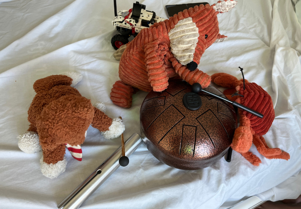 A photo of some toy foxes playing instruments